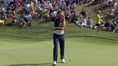 Justin Thomas fakes a hat tip