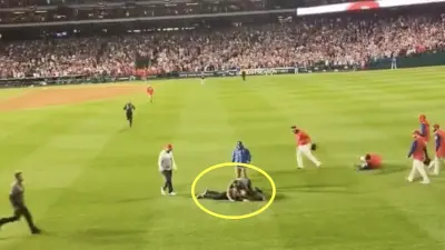 Security guard tackles streaker during Phillies-Diamondbacks game