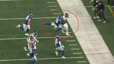 Isaiah Simmons tackles Geno Smith