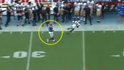Jason Marshall Jr. giving up on a play