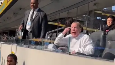 Mark Davis points to his head