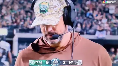 Aaron Rodgers seemingly disapproving of Jets OC Nathaniel Hackett's play call