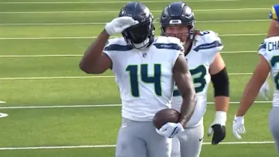 DK Metcalf does sign language