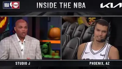 Charles Barkley speaking to Victor Wembanyama