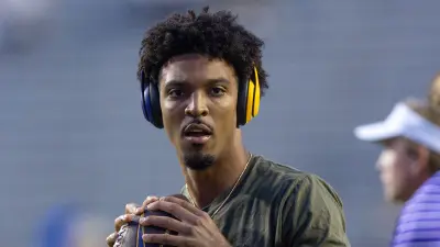 Jayden Daniels warming up for LSU
