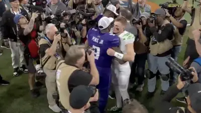 Bo Nix and Michael Penix Jr. hugging after Washington-Oregon game