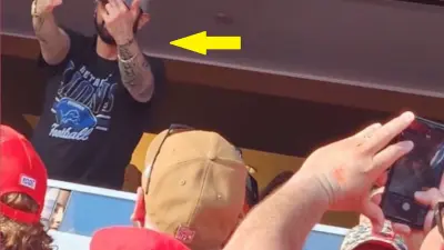 Lions supporter Eminem flipping the bird on 49ers fans