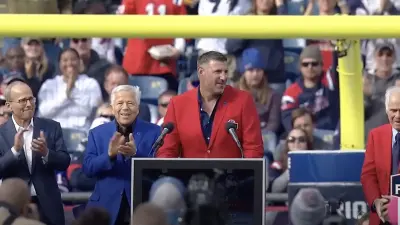 Mike Vrabel giving his speech during his Patriots Hall of Fame induction