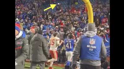 Patrick Mahomes getting snowballs thrown at him by Bills fans