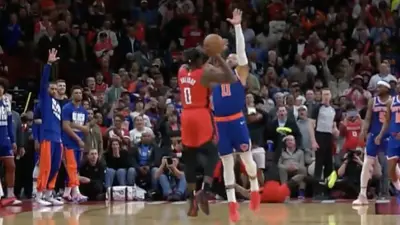 Jalen Brunson contests a shot