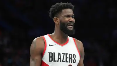 Deandre Ayton in his Blazers uniform