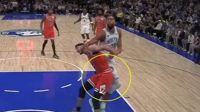 Alex Caruso boxing out Rudy Gobert