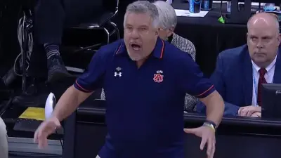 Bruce Pearl looking concerned
