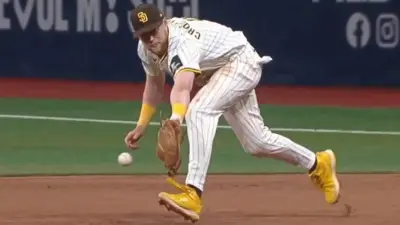 Jake Cronenworth fielding a ball