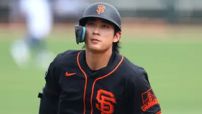 Jung Hoo Lee wearing a Giants uniform