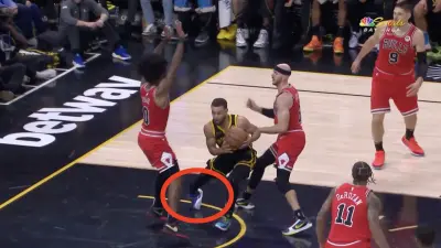 Steph Curry injuring his right ankle during a Bulls-Warriors game