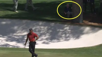 Verne Lundquist watches Tiger Woods at the Masters