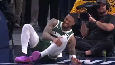 Damian Lillard grabbing at his knee