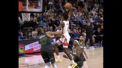 Jalen Green tries to dunk on Rudy Gobert during a Timberwolves-Rockets game