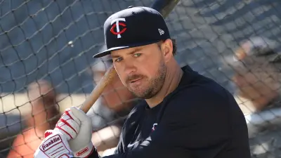 Kyle Farmer taking batting practice