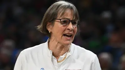 Stanford Cardinal head coach Tara VanDerveer
