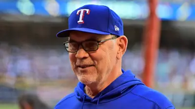 Bruce Bochy before a Rangers game