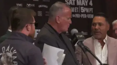 Oscar De La Hoya looks at Canelo Alvarez