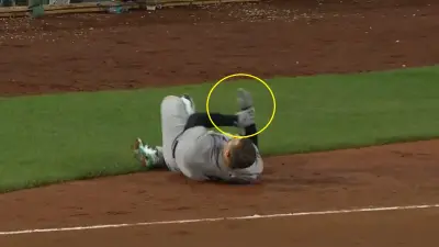 Anthony Rizzo holds his hand