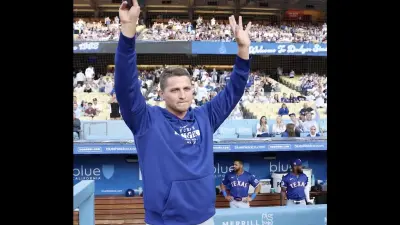 Corey Seager getting applause from Dodgers fans
