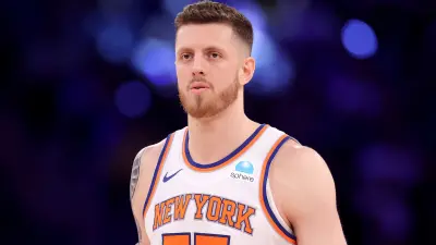 Isaiah Hartenstein in a Knicks jersey