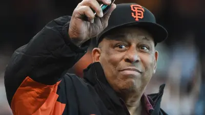 Orlando Cepeda raises his arm