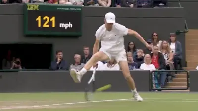 Janik Sinner hits a tweener
