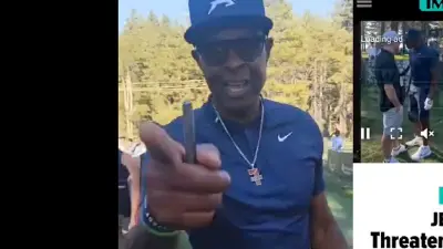 Jerry Rice points his finger
