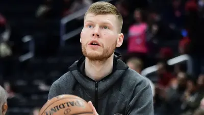 Davis Bertans holds a ball