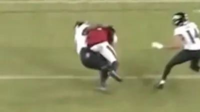 Roquan Smith drags Chris Godwin to the turf