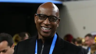 Eric Dickerson before a game