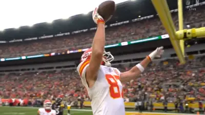 Travis Kelce goes to dunk