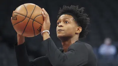 De'Aaron Fox practicing his shot