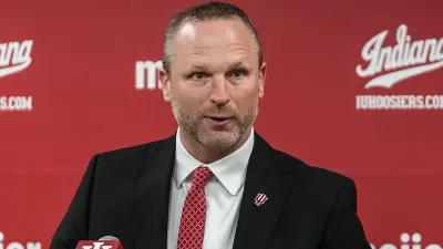 Darian DeVries at a press conference