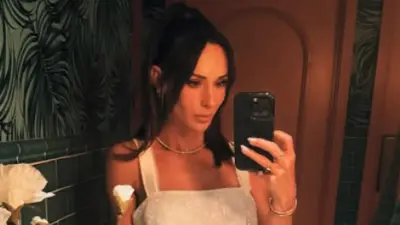 Nikki Spoelstra takes a selfie