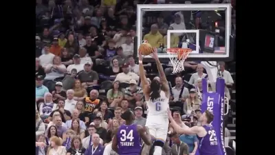 Thunder center Jaylin Williams throwing a self-oop