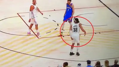 Aaron Gordon holding his hamstring