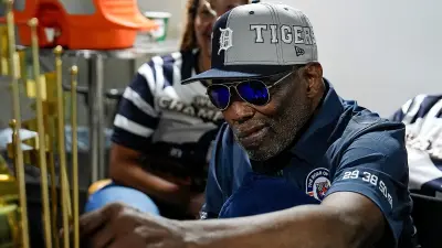Chet Lemon in a Tigers hat