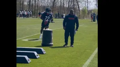 Eric Bieniemy coaches Bears players