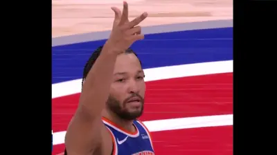 Jalen Brunson holding up three fingers