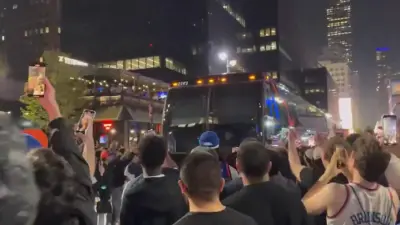 Knicks fans taunt the bus