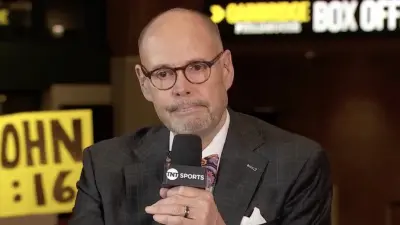 Ernie Johnson addresses the audience