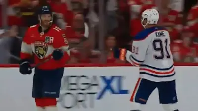 Evander Kane slashes Matthew Tkachuk