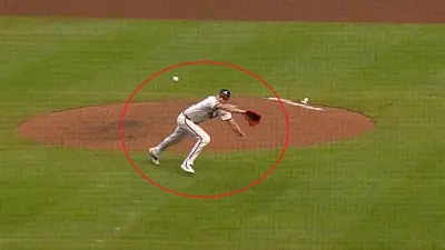 Chris Sale dives